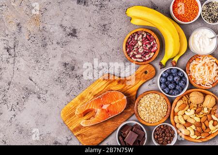 Des aliments sains qui éblent votre humeur - saumon, chocolat noir, aliments fermentés (sauerkraut, yaourt), bananes, baies, noix, avoine, haricots, lentilles et cof Banque D'Images