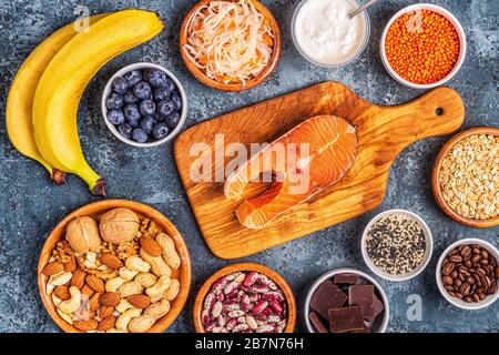 Des aliments sains qui éblent votre humeur - saumon, chocolat noir, aliments fermentés (sauerkraut, yaourt), bananes, baies, noix, avoine, haricots, lentilles et cof Banque D'Images