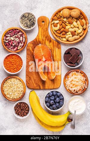 Des aliments sains qui éblent votre humeur - saumon, chocolat noir, aliments fermentés (sauerkraut, yaourt), bananes, baies, noix, avoine, haricots, lentilles et cof Banque D'Images