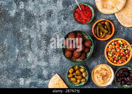 Le Falafel est un plat traditionnel de cuisine israélienne et du Moyen-Orient, avec vue sur le dessus. Banque D'Images