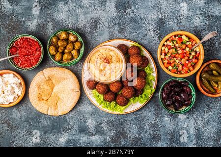 Le Falafel est un plat traditionnel de cuisine israélienne et du Moyen-Orient, avec vue sur le dessus. Banque D'Images