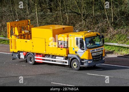 Peinture en ligne ; camions de livraison HGV Haulage, camion, transport, camion, transporteur de fret, véhicule DAF LF, industrie européenne du transport commercial, M61 à Manchester, Royaume-Uni Banque D'Images