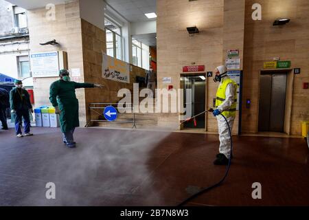 Singes, Italie. 17 mars 2020. Les agents sanitaires désinfectent l'hôpital Pellegrini, dans la ville de Naples, pour contrer le risque d'infection par le coronavirus (COVID 19). Crédit: Independent photo Agency SRL/Alay Live News Banque D'Images