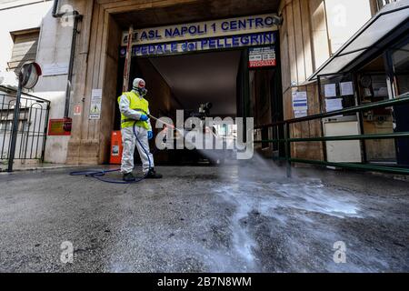 Singes, Italie. 17 mars 2020. Les agents sanitaires désinfectent les rues, à l'hôpital Pellegrini, dans la ville de Naples pour contrer le danger d'une infection par le coronavirus (COVID 19). Crédit: Independent photo Agency SRL/Alay Live News Banque D'Images