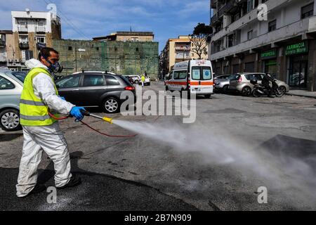 Singes, Italie. 17 mars 2020. Les agents sanitaires désinfectent les rues, à l'hôpital Pellegrini, dans la ville de Naples pour contrer le danger d'une infection par le coronavirus (COVID 19). Crédit: Independent photo Agency SRL/Alay Live News Banque D'Images