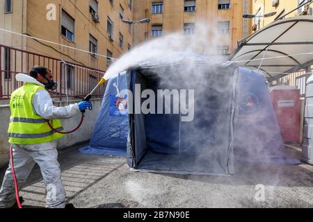 Singes, Italie. 17 mars 2020. Les agents sanitaires désinfectent les rues, à l'hôpital Loreto Mare, dans la ville de Naples pour contrer le danger d'une infection par le coronavirus (COVID 19). Crédit: Independent photo Agency SRL/Alay Live News Banque D'Images