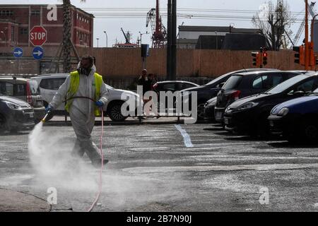 Singes, Italie. 17 mars 2020. Les agents sanitaires désinfectent les rues, à l'hôpital Loreto Mare, dans la ville de Naples pour contrer le danger d'une infection par le coronavirus (COVID 19). Crédit: Independent photo Agency SRL/Alay Live News Banque D'Images