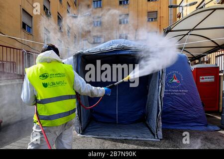 Singes, Italie. 17 mars 2020. Les agents sanitaires désinfectent les rues, à l'hôpital Loreto Mare, dans la ville de Naples pour contrer le danger d'une infection par le coronavirus (COVID 19). Crédit: Independent photo Agency SRL/Alay Live News Banque D'Images