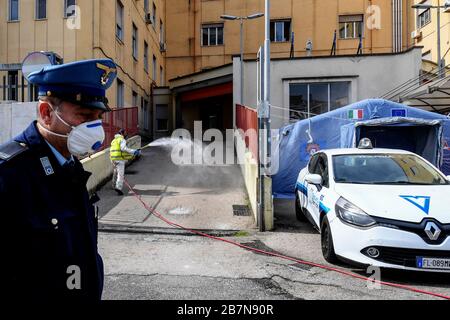 Singes, Italie. 17 mars 2020. Les agents sanitaires désinfectent les rues, à l'hôpital Loreto Mare, dans la ville de Naples pour contrer le danger d'une infection par le coronavirus (COVID 19). Crédit: Independent photo Agency SRL/Alay Live News Banque D'Images