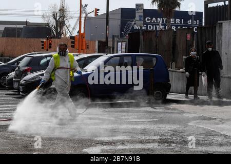 Singes, Italie. 17 mars 2020. Les agents sanitaires désinfectent les rues, à l'hôpital Loreto Mare, dans la ville de Naples pour contrer le danger d'une infection par le coronavirus (COVID 19). Crédit: Independent photo Agency SRL/Alay Live News Banque D'Images