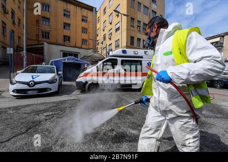 Singes, Italie. 17 mars 2020. Les agents sanitaires désinfectent les rues, à l'hôpital Loreto Mare, dans la ville de Naples pour contrer le danger d'une infection par le coronavirus (COVID 19). Crédit: Independent photo Agency SRL/Alay Live News Banque D'Images