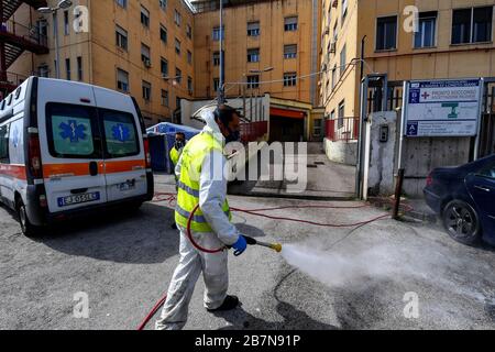 Singes, Italie. 17 mars 2020. Les agents sanitaires désinfectent les rues, à l'hôpital Loreto Mare, dans la ville de Naples pour contrer le danger d'une infection par le coronavirus (COVID 19). Crédit: Independent photo Agency SRL/Alay Live News Banque D'Images