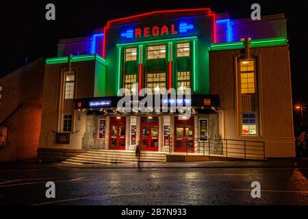 Les vieux cinémas ne meurent jamais. Ils se sont simplement estompent. Le cinéma Regal, Bathgate, West Lothian, Écosse. Banque D'Images