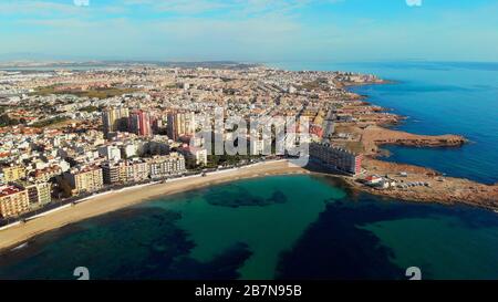 Vue panoramique aérienne lointaine sur la plage de Los Locos, la côte de sable blanc drone point de vue, calme vert turquoise couleur mer Méditerranée, Torr Banque D'Images