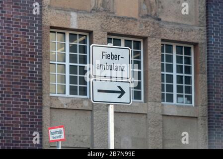 Magdeburg, Allemagne. 17 mars 2020. Allemagne, Magdeburg: Dans la capitale de l'État de Magdeburg, la première clinique ambulatoire de fièvre a été établie en raison de la pandémie de corona. Les signes indiquent que les patients malades sont en route. Crédit: Mattis Kaminer/Alay Live News crédit: Mattis Kaminer/Alay Live News Banque D'Images