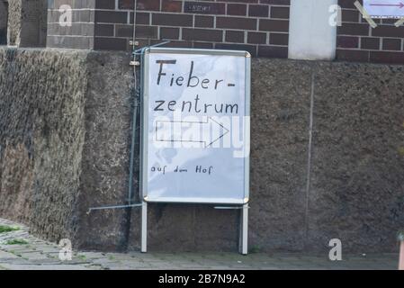 Magdeburg, Allemagne. 17 mars 2020. Allemagne, Magdeburg: Dans la capitale de l'État de Magdeburg, la première clinique ambulatoire de fièvre a été établie en raison de la pandémie de corona. Les signes indiquent que les patients malades sont en route. Crédit: Mattis Kaminer/Alay Live News Banque D'Images