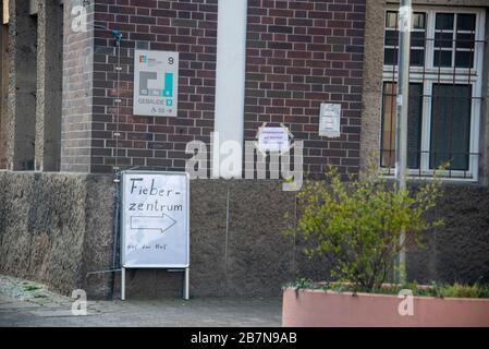 Magdeburg, Allemagne. 17 mars 2020. Allemagne, Magdeburg: Dans la capitale de l'État de Magdeburg, la première clinique ambulatoire de fièvre a été établie en raison de la pandémie de corona. Les signes indiquent que les patients malades sont en route. Crédit: Mattis Kaminer/Alay Live News Banque D'Images