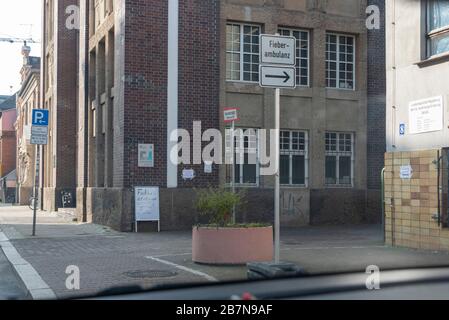 Magdeburg, Allemagne. 17 mars 2020. Allemagne, Magdeburg: Dans la capitale de l'État de Magdeburg, la première clinique ambulatoire de fièvre a été établie en raison de la pandémie de corona. Les signes indiquent que les patients malades sont en route. Crédit: Mattis Kaminer/Alay Live News Banque D'Images
