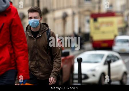 Un homme porte un masque protecteur à Bath, Somerset, après que le gouvernement britannique a annoncé des mesures plus strictes pour lutter contre l'épidémie de coronavirus. Banque D'Images