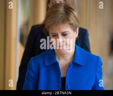 Édimbourg, Royaume-Uni. 17 mars 2020. Photo : (en bleu), Nicola Sturgeon MSP - Premier ministre d'Écosse et leader du parti national écossais (SNP). Déclaration ministérielle: Roman coronavirus COVID-19 mise à jour crédit: Colin Fisher/Alay Live News Banque D'Images