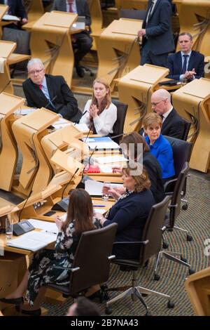 Édimbourg, Royaume-Uni. 17 mars 2020. Photo : (en bleu), Nicola Sturgeon MSP - Premier ministre d'Écosse et leader du parti national écossais (SNP). Déclaration ministérielle: Roman coronavirus COVID-19 mise à jour crédit: Colin Fisher/Alay Live News Banque D'Images