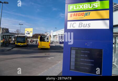 17 mars 2020, Berlin: Un affichage à l'arrêt de bus longue distance de la gare de Südkreuz indique des liaisons Flixbus annulées. Le prestataire de bus longue distance Flixbus va arrêter le fonctionnement de minuit jusqu'à nouvel ordre en raison de la crise du coronavirus. FlixBus suspendra toutes les liaisons nationales et transfrontalières avec et depuis l'Allemagne à partir de minuit le 17 mars 2020, a annoncé mardi la société à Munich. Photo: Bernd von Jutrczenka/dpa Banque D'Images