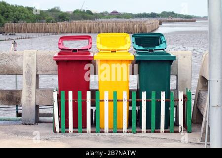 Poubelle, bacs, plage de déchets, bac en plastique de fourreau Trier les déchets, recycler Banque D'Images