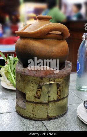 Pots d'argile nourriture thai asie, trempette sur la vieille cheminée, pot de piment doux dans la soupe, ragoût dans un pot d'argile sur un panneau de bois avec des épices, Foo Banque D'Images