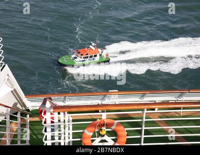 LX-109 est Barra Norte bateau pilote, vue d'un bateau de croisière à Lisbonne, Portugal Banque D'Images