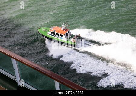 LX-109 est Barra Norte bateau pilote, vue d'un bateau de croisière à Lisbonne, Portugal Banque D'Images