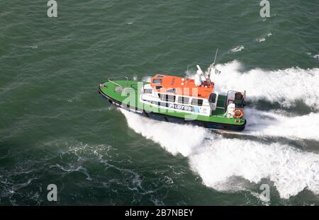 LX-109 est Barra Norte bateau pilote, vue d'un bateau de croisière à Lisbonne, Portugal Banque D'Images