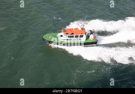 LX-109 est Barra Norte bateau pilote, vue d'un bateau de croisière à Lisbonne, Portugal Banque D'Images