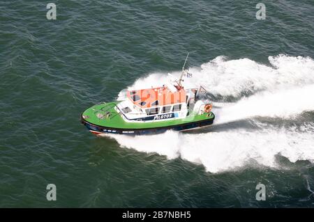 LX-109 est Barra Norte bateau pilote, vue d'un bateau de croisière à Lisbonne, Portugal Banque D'Images