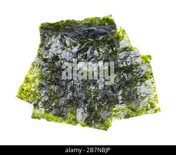 Algues nori croustillantes isolées sur fond blanc. Cuisine japonaise nori. Feuilles d'algues sèches. Banque D'Images