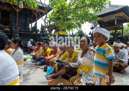 Les Balinais assis et priant pendant l'Odalan, Pura Goa Lawah, Semarapura, Klungkung Regency, Bali, Indonésie Banque D'Images