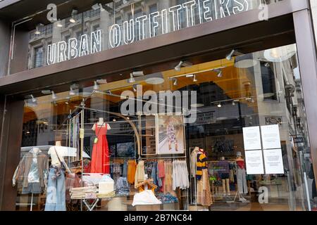 Londres, Royaume-Uni - 17 mars 2020: Des avis en quatre langues sur la fenêtre annoncent la fermeture du magasin Urban Outfitters à Oxford Street, en raison de l'épidémie mondiale de COVID-19. Banque D'Images