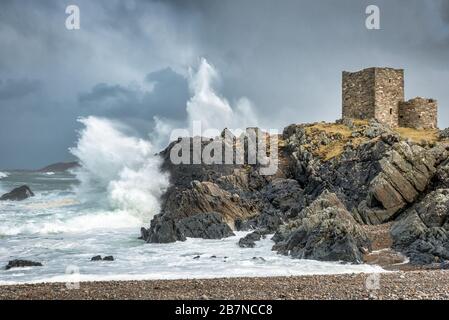 Crashing vagues au château de Carrickabraghy dans le comté de Donegal Irlande Banque D'Images