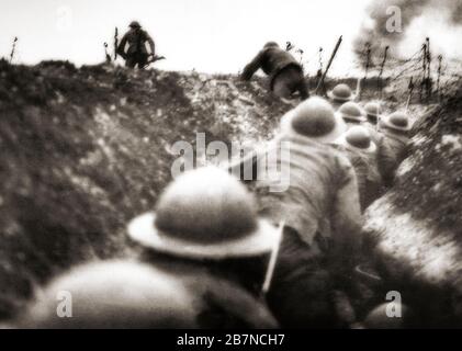 Les soldats qui sortent d'une tranchée lors d'un raid sur des positions allemandes près d'Arras le 24 mars 1917. Malheureusement, certains d'entre eux ont été tués lorsque les obus britanniques sont tombés en-deçà Banque D'Images