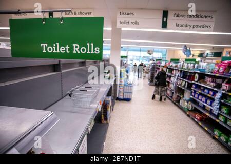 Les étagères vides et les panneaux de restriction de quantité dans un supermarché Morrisons de Bath, Somerset, tandis que l'achat de panique se poursuit pendant l'épidémie de Coronavirus. Banque D'Images
