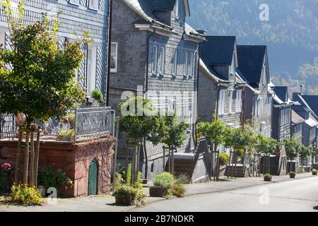 Maisons revêtues d'ardoise, Bad Berleburg, Wittgensteiner Land district, Rhénanie-du-Nord-Westphalie, Allemagne, Europe Banque D'Images