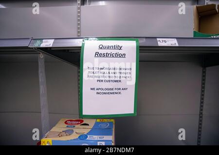 Les étagères vides et les panneaux de restriction de quantité dans un supermarché Morrisons de Bath, Somerset, tandis que l'achat de panique se poursuit pendant l'épidémie de Coronavirus. Banque D'Images