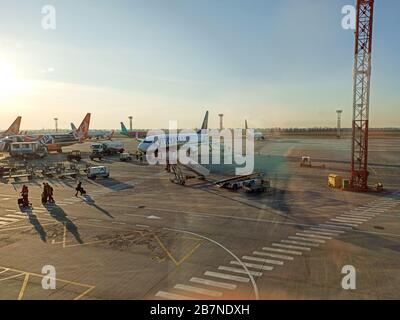 Kiev Ukraine 12 18 2019 aéroport, avion près du terminal embarquement, débarquement des passagers, piste de la compagnie aérienne à bas prix Rayanair. Banque D'Images