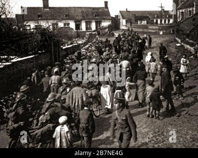 Après le déplacement de l'armée allemande dans la ligne de Hindenburg, les troupes cycliste britanniques sont accueillies par les habitants restants de Vraignes-en-Vermandois, un village du département de la somme dans les hauts-de-France dans le nord de la France. Début 1917. Banque D'Images