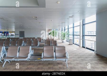 Terminal d'aéroport spacieux et lumineux Banque D'Images