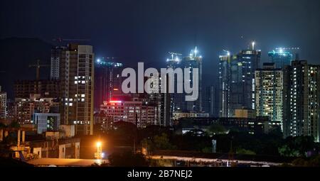 La ville de Mumbai la nuit avec beaucoup de lumières colorées Mumbai, Maharashtra, Inde. Banque D'Images