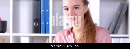 Young woman using tablet Banque D'Images