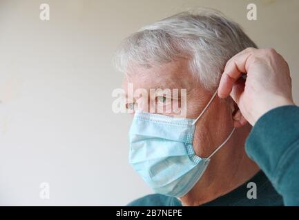 Homme plus âgé avec un masque médical et de la salle pour le texte Banque D'Images