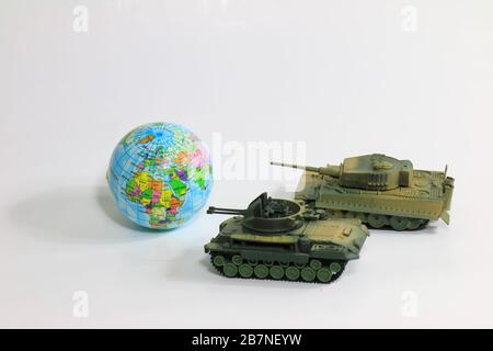 Jouets Tank plastique comme la guerre mondiale sur fond blanc, guerre, combat militaire réservoir exemple photo ou scénario de guerre concept Banque D'Images