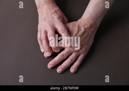 Frais généraux d'un homme avec son index sur un joint de main de braconnage Banque D'Images