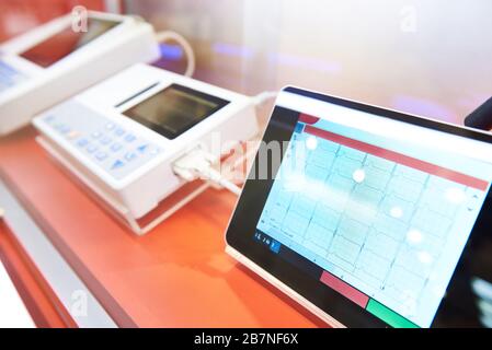 Electrocardiographes modernes sur le magasin d'exposition Banque D'Images